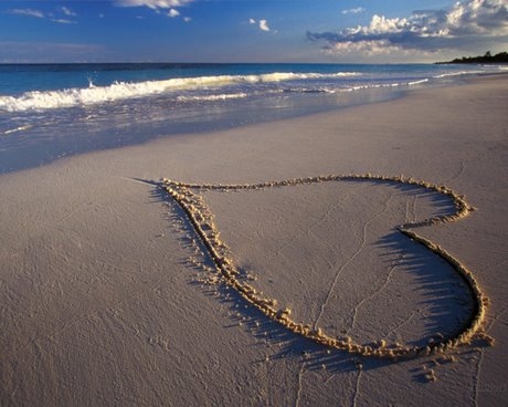 corazon-amor-arena-playa.jpg